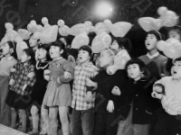 Дети – участники движения «Поющие голоса Японии» исполняют песню. Япония. 2 июля 1955 г. Автор не установлен. РГАКФД.