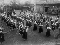 Школьники на уроке фехтования на палках (кендо) в народной школе. Япония, г. Токио, 1934 г. Автор не установлен. РГАКФД.