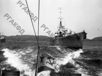 Советский катер-охотник встречает английские военные корабли, прибывшие для совместных действий. Северный флот, 1942 г. РГАКФД. Арх. № 0-94133.
