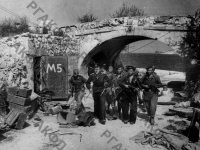 Бойцы морской пехоты в освобожденном Севастополе у арки на Приморском бульваре. г. Севастополь, май, 1944 г. РГАКФД. Арх. № 0-264481.