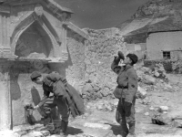 Советские бойцы пьют воду из колодца на подходе к Севастополю. Близ г. Севастополя, 1944 г. РГАКФД. Арх. № 0-78658.