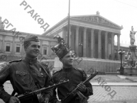 Младший сержант Василий Соловьев и рядовой Сергей Сальников у здания парламента в Вене. Австрия, г. Вена, 1945 г. РГАКФД. Арх. № 0-256468.