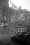 Советский танк у здания Рейхстага. Германия, г. Берлин, 10 мая 1945 г. РГАКФД. Арх. № 0-256493.