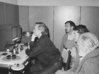 0-403241-ч/б Кинорежиссер, сценарист Э.Г.Климов (в центре) и др. во время просмотра кинодокумента на звукомонтажном столе в киночитальном зале Центрального государственного архива кинофотодокументов СССР (ЦГАКФД СССР). РСФСР, Московская обл., г.Красногорск. 17.06.1988г. Автор съемки неизв.