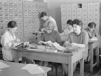 0-403284-ч/б Сотрудники фотоотдела Центрального государственного архива кинофотодокументов СССР (ЦГАКФД СССР) во время работы в фоточитальном зале. РСФСР, Московская обл., г.Красногорск. Апрель 1970г. Автор съемки неизв.