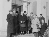 0-403336-ч/б Деятель испанского и международного коммунистического движения Д.Ибаррури (третья слева) с группой испанских коммунистов у входа в здание Центрального государственного архива кинофотофонодокументов СССР (ЦГАКФФД СССР); среди присутствующих: директор ЦГАКФФД Н.А.Мышко (на первом плане первый справа), кинорежиссер, кинооператор, документалист Р.Л.Кармен (на первом плане второй справа), член ЦК КПСС Коломиец, сотрудники Института марксизма-ленинизма при ЦК КПСС Н.В.Матковский, А.И.Петров и др. РСФ