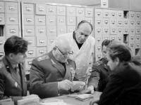 0-403376-ч/б Маршал Советского Союза И.С.Конев (второй слева) во время отбора фотодокументов для издания мемуаров в читальном зале фотоотдела Центрального государственного архива кинофотофонодокументов СССР (ЦГАКФФД СССР); третий слева - директор ЦГАКФФД СССР Н.А.Мышко. РСФСР, Московская обл., г.Красногорск. 1966г. Автор съемки неизв.