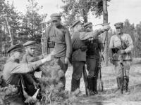 0-403451-ч/б Пограничники 14-й погранзаставы, 18-го Житковичского погранотряда за выполнением боевой задачи. Белорусская ССР, Житковичский р-н. 15.07.1936г. Автор съемки Вдовенко Б.Е.