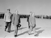 0-403484-ч/б Председатель Совета министров СССР Н.А.Булганин (справа) и Федеральный канцлер ФРГ К.Аденауэр в аэропорту Внуково в день отлёта К.Аденауэра на Родину; слева - комендант г.Москвы, Герой Советского Союза, генерал-майор И.С.Колесников. СССР, г.Москва. 14.09.1955г. Автор съемки Кислов И.Ф.