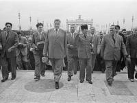 0-403489-ч/б Президент Республики Индонезии Ахмед Сукарно (1-й ряд в центре) и сопровождающие его лица во время посещения Всесоюзной сельскохозяйственной выставки; среди присутствующих: президент ВАСХНИЛ П.П.Лобанов (1-й ряд первый слева), советский ботаник, селекционер Н.В.Цицин (1-й ряд третий слева), председатель президиума ВС Узбекской ССР Ш.Р.Рашидов (2-й ряд третий слева), [директор Всесоюзной промышленной выставки В.Э.Новаковский] (1-й ряд первый слева). СССР, г.Москва. 29.08.1956г. Автор съемки Кисл