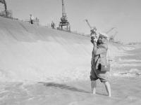 0-403498-ч/б Фоторепортёр ведёт фотосъёмку на Цимлянской ГЭС. РСФСР, Ростовская обл. [1951г.] Автор съемки Кислов И.Ф.