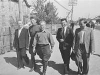 0-403516-ч/б Писатель М.А.Шолохов (третий слева) с группой писателей на одной из улиц станицы Вёшенская. РСФСР, Ростовская обл., станица Вешенская. [1955-1959гг.] Автор съемки Кислов И.Ф.