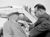 0-403640-ч/б Авиаконструктор А.Н.Туполев дает интервью корреспонденту перед полетом в США. На дальнем плане - самолет ТУ-114. СССР, г.Москва. 28.06.1959г. Автор съемки Вдовенко Б.Е.