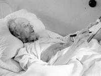 0-403682-ч/б Ученый К.Э.Циолковский в больнице, в день своего 78-летия, подписывает ответное письмо И.В.Сталину. РСФСР, г.Калуга. 17.09.1935г. Автор съемки Вдовенко Б.Е.