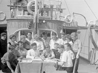 0-403805-ч/б Члены комсомольско-молодёжного экипажа теплохода "Устюжна" Азовского морского пароходства на палубе во время занятий. РСФСР. 1961г. Автор съемки Борисов.