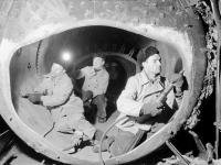 0-404244-ч/б Бригада котельщиков К.Е.Готовухина во время замены трубных решёток в паровом котле теплохода "Валерия Барсова" на верфи судоремонтного завода имени Парижской Коммуны. РСФСР, Горьковская обл., пос. Память Парижской Коммуны. [1950-1955гг.] Автор съемки Вышкинд П.А.