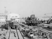 0-404367-ч/б Общий вид участка строительства самоходных шаланд на территории Чкаловского судостроительно-судоремонтного завода имени В.И.Ульянова-Ленина. РСФСР, Горьковская обл., г.Чкаловск. Февраль 1965г. Автор съемки Вышкинд П.А.