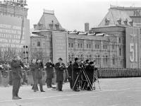 0-404472-ч/б Фотокорреспонденты на Красной площади у здания ГУМа перед началом парада по случаю 51-й годовщины Великой Октябрьской социалистической революции. СССР, г.Москва. 07.11.1968г. Автор съемки Вдовенко Б.Е.