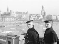 0-404694-ч/б Краснофлотцы во время патрулирования на набережной Даугавы. Латвийская ССР, г.Рига. 04.04.1946г. Автор съемки Вдовенко Б.Е.