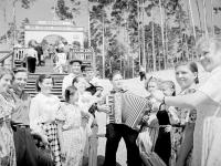 0-405102-ч/б Отдыхающие в Доме отдыха "Моховые Горы" на фоне арки Центрального входа. РСФСР, Горьковская обл., Борский р-н, г.Бор. [1950-1959гг.] Автор съемки Вышкинд П.А.