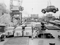 0-405411-ч/б Разгрузка малолитражных автомобилей "Москвич-400" с палубы грузового теплохода "Волгоград" в Московском Южном речном порту. СССР, г.Москва. 1956г. Автор съемки Петухов.