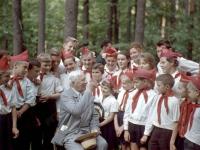 0-8518-цв. Детский писатель К.И.Чуковский в группе пионеров во время детского праздника "Костёр" в Переделкине. РСФСР, Московская обл., пос. Переделкино. 1965г. Автор съемки Раскин Л.А.