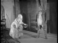 2-115554-ч/б Сцена из спектакля "Иван Болотников" (реж. В.Н.Власов, В.П.Ключарев) по одноименной пьесе Г.В.Добржинского в постановке Московского театра Революции; в ролях: царь Василий Шуйский - заслуженный артист РСФСР М.М.Штраух (слева), Иван Болотников - актер А.А.Ханов (справа). СССР, г.Москва. 1938г.Автор съемки неизв.