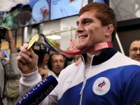 8-3556-цв. Призер XXXII Олимпийских игр по греко-римской борьбе М.Г.Евлоев во время торжественной встречи в аэропорту Шереметьево. Российская Федерация, г.Москва. 06.08.2021г. Автор съемки неизв.