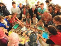 8-3606-цв. Участники IV молодежного образовательного добровольческого форума "ДоброЛето. Территория веры-2019" на мастер-классе телеведущего канала "Карусель", посла доброй воли ЮНЕСКО Антона Зорькина и вице-президента АНО "Добро", руководителя школы рисования, помощника посла доброй воли ЮНЕСКО Александры Лазукиной. Российская Федерация, г.Москва. 17.07.2019г. Автор съемки Федоренко Н.Г.