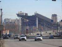 8-3646-цв. Автотранспорт на Волоколамском шоссе. На втором плане - часть демонтированного здания всесезонного горнолыжного комплекса "Снежком" и жилые дома в Павшинской Пойме. Российская Федерация, Московская обл., г.Красногорск. 31.03.2023г. Автор съемки Зимонин Д.К.