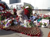 8-3650-цв. Вид части стихийного мемориала у стен здания концертного зала "Крокус Сити Холл" после теракта 22 марта 2024 года. Российская Федерация, Московская обл., г.Красногорск. 31.03.2023г. Автор съемки Зимонин Д.К.