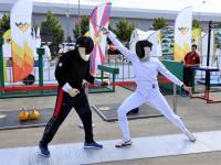 8-3663-цв. Начальник команды – старший тренер спортивной команды (по фехтованию) капитан А.В.Стукалин и воспитанник армейской спортивной школы на площадке фехтования в день открытия военно-технического форума "Армия-2021" и Армейских международных игр - 2021 в парке "Патриот". Российская Федерация, Московская обл., г.Кубинка. 23.08.2021г. Автор съемки неизв.