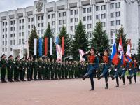 8-3906-цв. Торжественный вынос флагов военнослужащими роты почетного караула во время церемонии приведения к Военной присяге новобранцев спортивных рот Центрального спортивного клуба армии (ЦСКА) на площади Славы. Российская Федерация, г.Самара. 04.06.2022г. Автор съемки неизв.