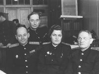 П-5199-ч/б Инженеры-мостостроители Мостотреста при НКПС СССР 1-й ряд: директор-полковник Н.Б.Лялин (слева), генерал-директор 2-го ранга Н.Ф.Косорез (справа) и другие в рабочем кабинете. СССР, г.Москва. [1945-1949гг.] Автор съемки неизв.