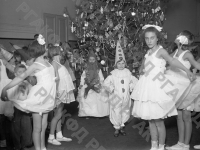 Дети школы №11 во время костюмированного бала у новогодней елки. г. Пятигорск, 1936 г. Автор неизвестен. РГАКФД.