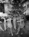 Дети танцуют у новогодней елки в Доме Союзов СССР. Москва, 1937 г. Автор неизвестен. РГАКФД.