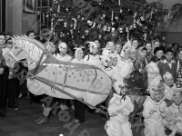 Дети во время новогоднего представления.  1938 г. Автор неизвестен. РГАКФД.