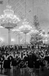 Дети у новогодней елки в Большом Кремлевском дворце. Москва, 1954 г. Автор В. Савостьянов. РГАКФД.
