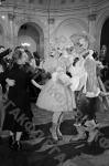 Танцующая молодежь во Владимирском зале Большого Кремлевского дворца во время встречи Нового года. Москва, 1954 г. Автор В. Егоров. РГАКФД.